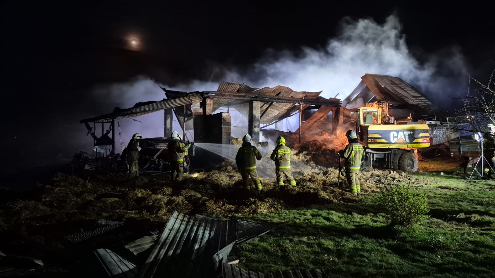 Nocny pożar w Porąbce Iwkowskiej. Budynek gospodarczy w całości objęty ogniem