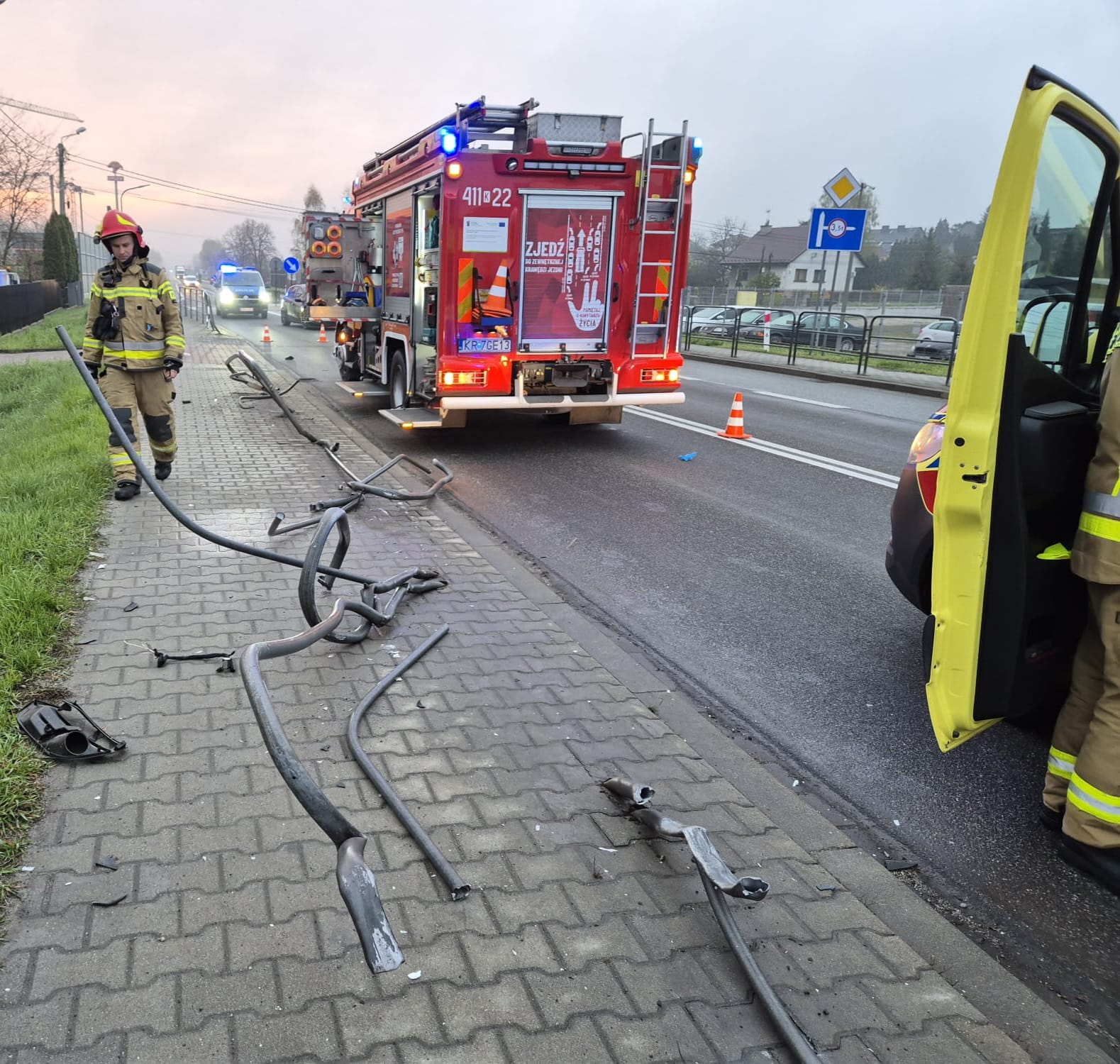 Brzesko. Dostawczak staranował barierki i przewrócił się / 21 kwietnia 2026 r.