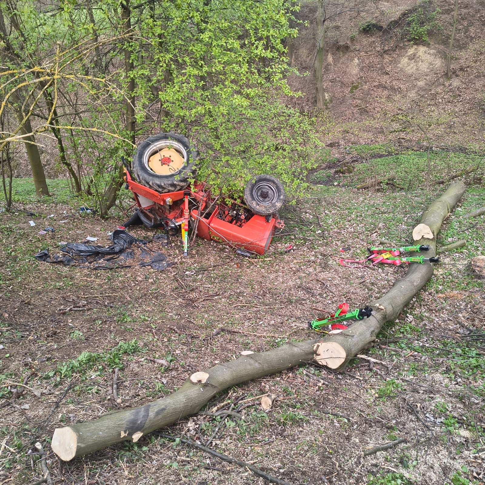 Groźny wypadek w Łąkcie Dolnej. Ciągnik na boku, na miejscu śmigłowiec LPR