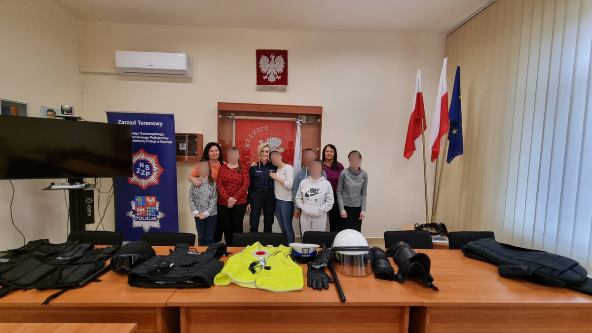 Uczniowie Specjalnego Ośrodka Szkolno – Wychowawczego z wizytą w Komendzie Policji w Bochni