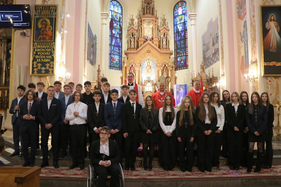 Uroczystości bierzmowania w Sufczynie i Porąbce Uszewskiej / zdjęcia