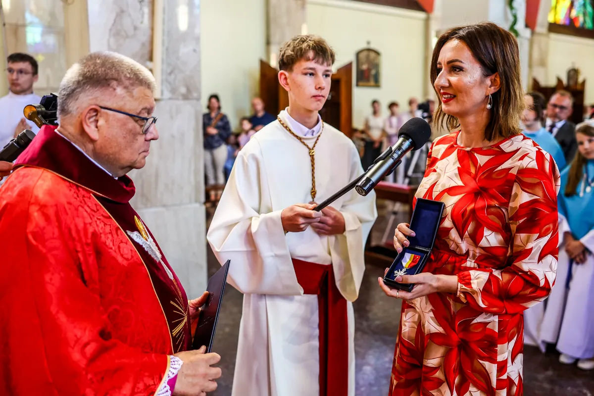Brzesko. 40 lat kapłańskiej posługi Księdza Prałata Józefa Drabika. Srebrny Krzyż Małopolski podczas jubileuszowych uroczystości