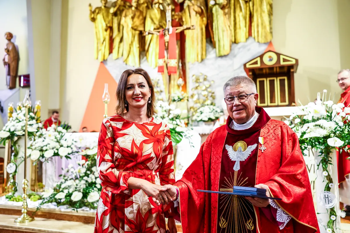 Brzesko. 40 lat kapłańskiej posługi Księdza Prałata Józefa Drabika. Srebrny Krzyż Małopolski podczas jubileuszowych uroczystości