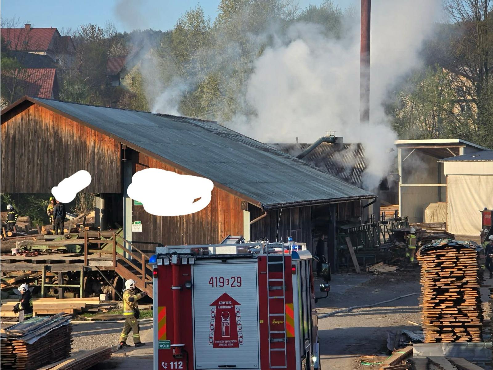 Pożar tartaku w Iwkowej. Kilkudziesięciu strażaków w akcji / zdjęcia