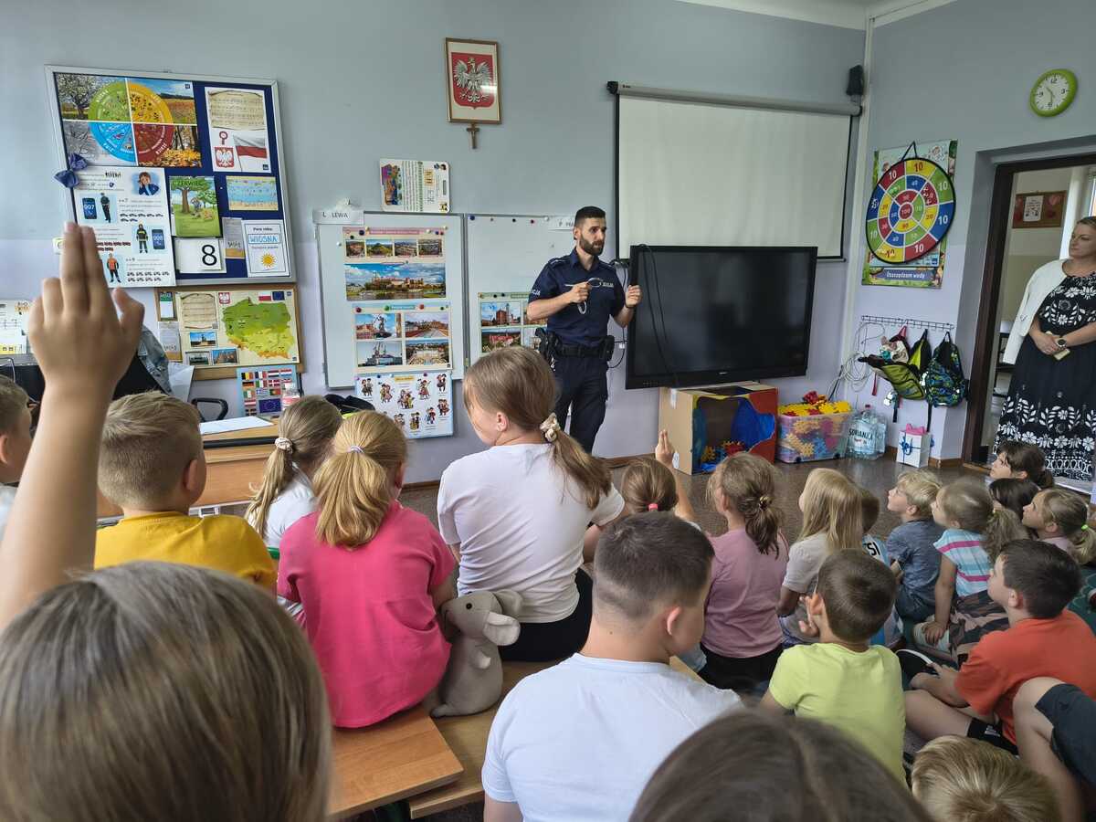 Dzielnicowy w szkole w Iwkowej. Były porady i prezentacja policyjnego wyposażenia