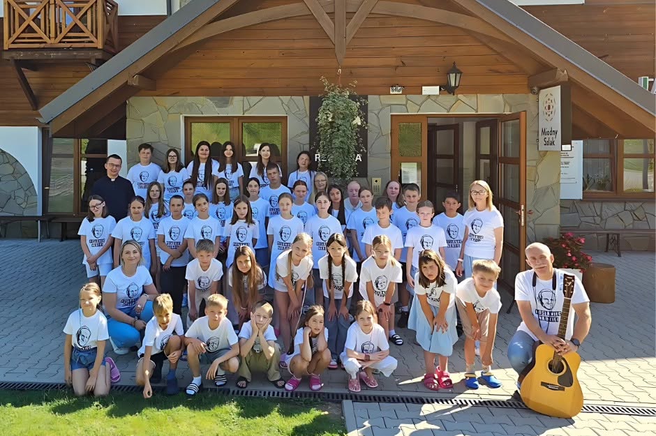 Ziarenka Nadziei jadą na letnie warsztaty muzyczne. Schola szuka dobrodziejów