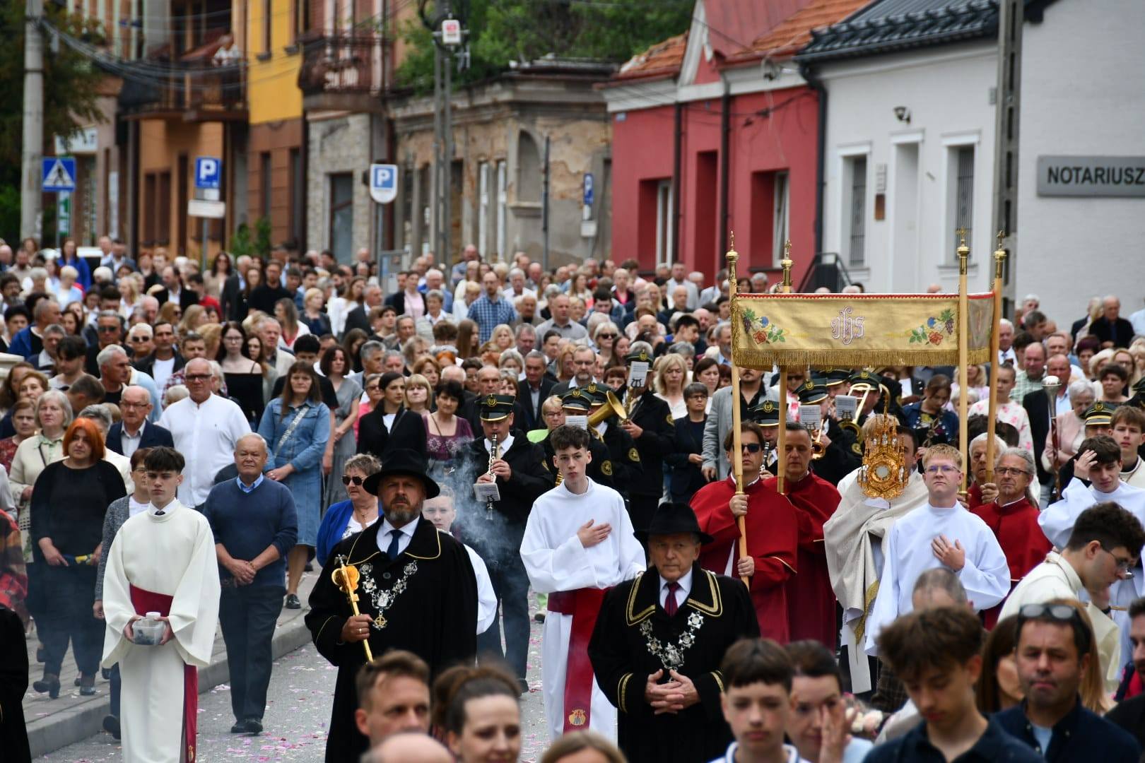 Boże Ciało w parafii św. Jakuba w Brzesku. Procesja przeszła ulicami miasta