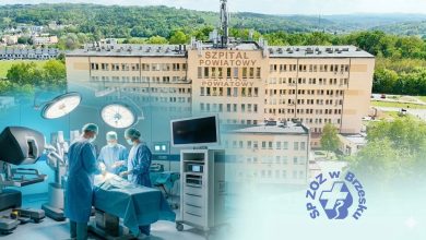 Szpital Powiatowy w Brzesku oraz salę operacyjną z zespołem medycznym przeprowadzającym zabieg. Na pierwszym planie widoczne są nowoczesne urządzenia medyczne i lampy operacyjne, a w tle budynek szpitala z napisem „Szpital Powiatowy”. W prawym dolnym rogu znajduje się logo SP ZOZ w Brzesku. Grafika symbolizuje rozwój i modernizację opieki zdrowotnej.
