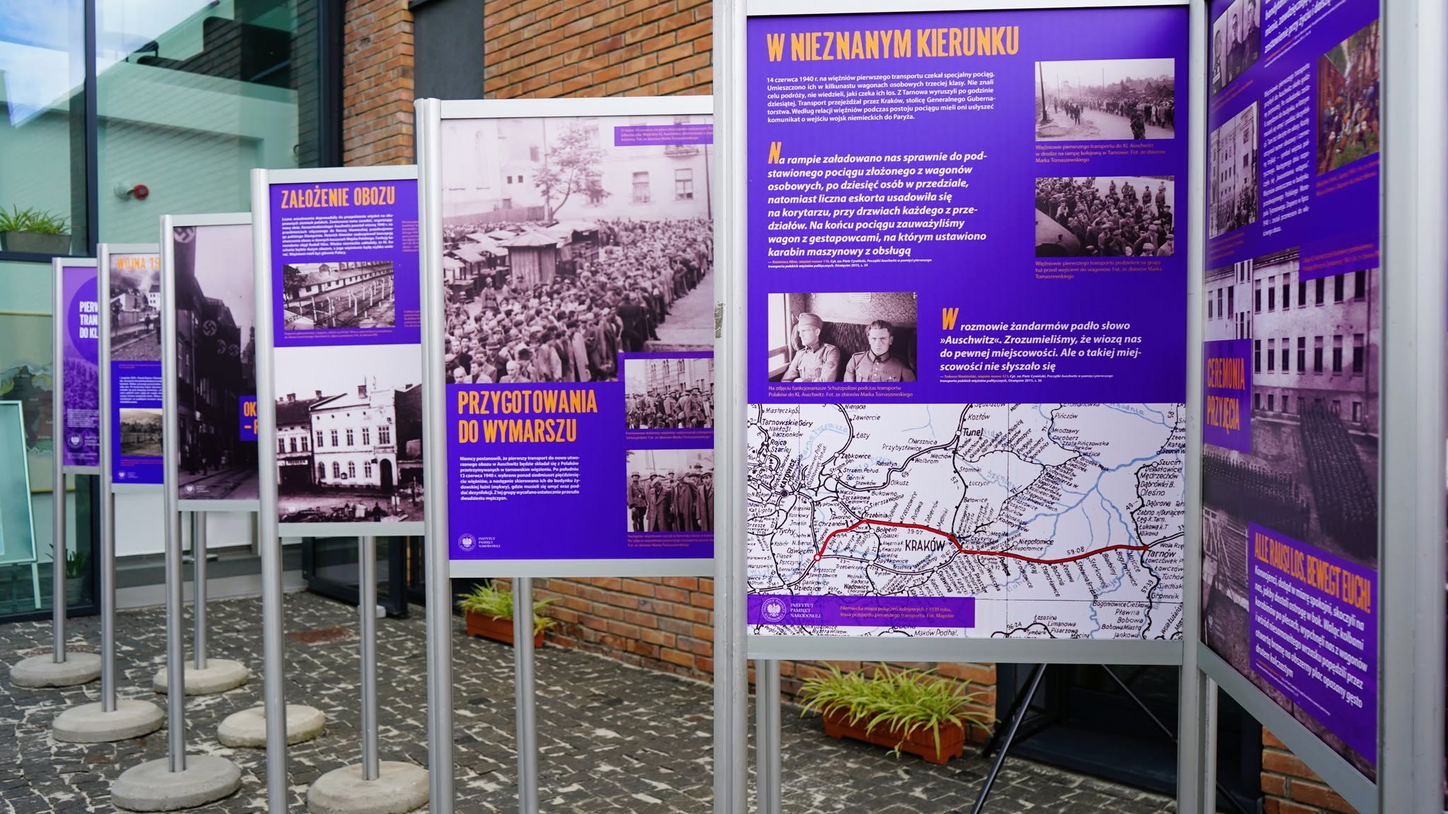 „Pierwszy masowy transport Polaków do KL Auschwitz” – w Tarnowie otwarto wystawę