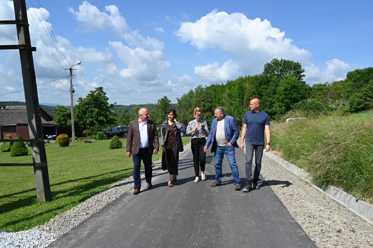 Oficjalny odbiór wyremontowanego odcinka drogi gminnej w Łoniowej