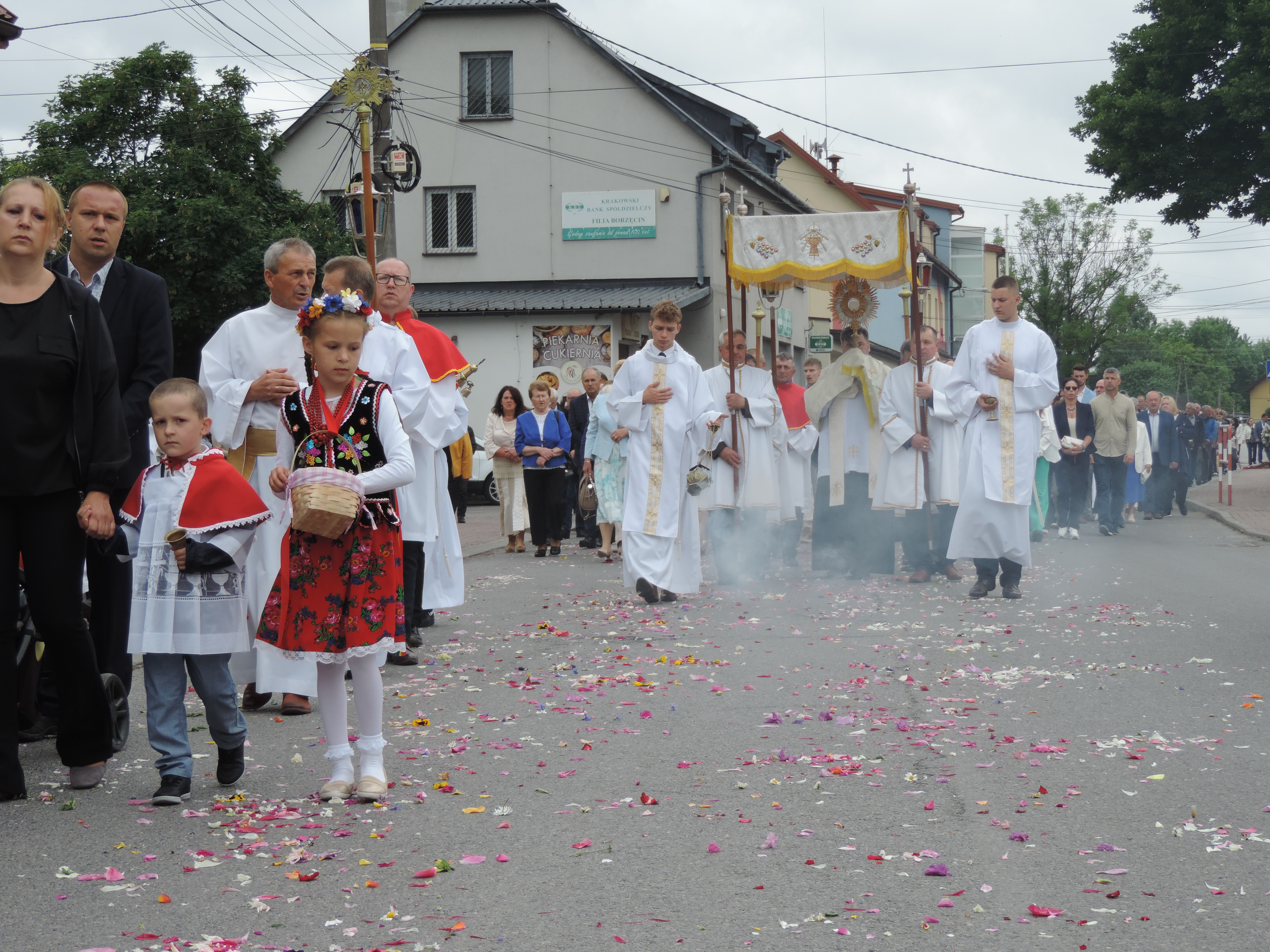 Boże Ciało w Borzęcinie. Wierni przeszli w procesji do czterech ołtarzy