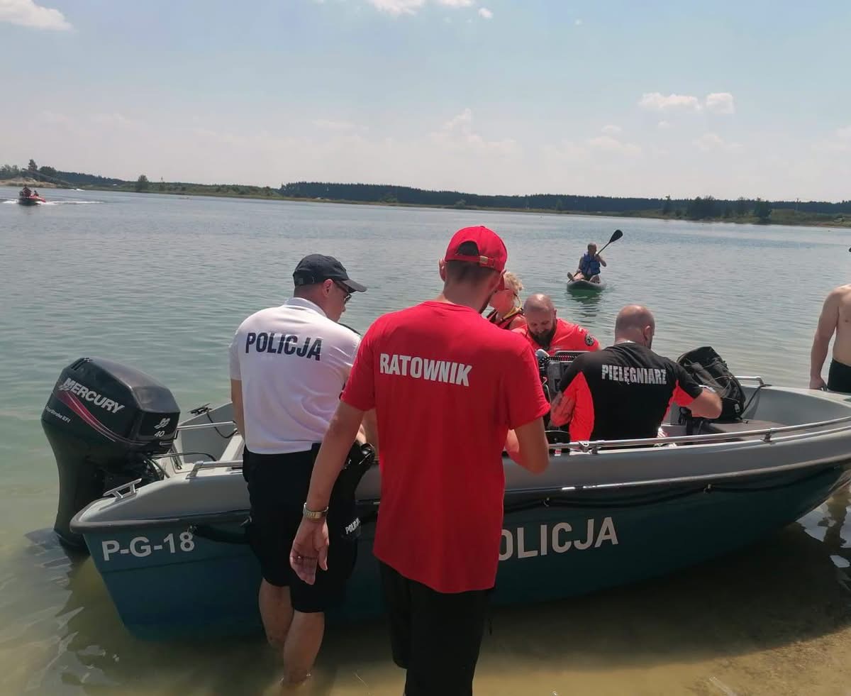 Radłów. Policyjny patrol wodny uratował życie 24 latka
