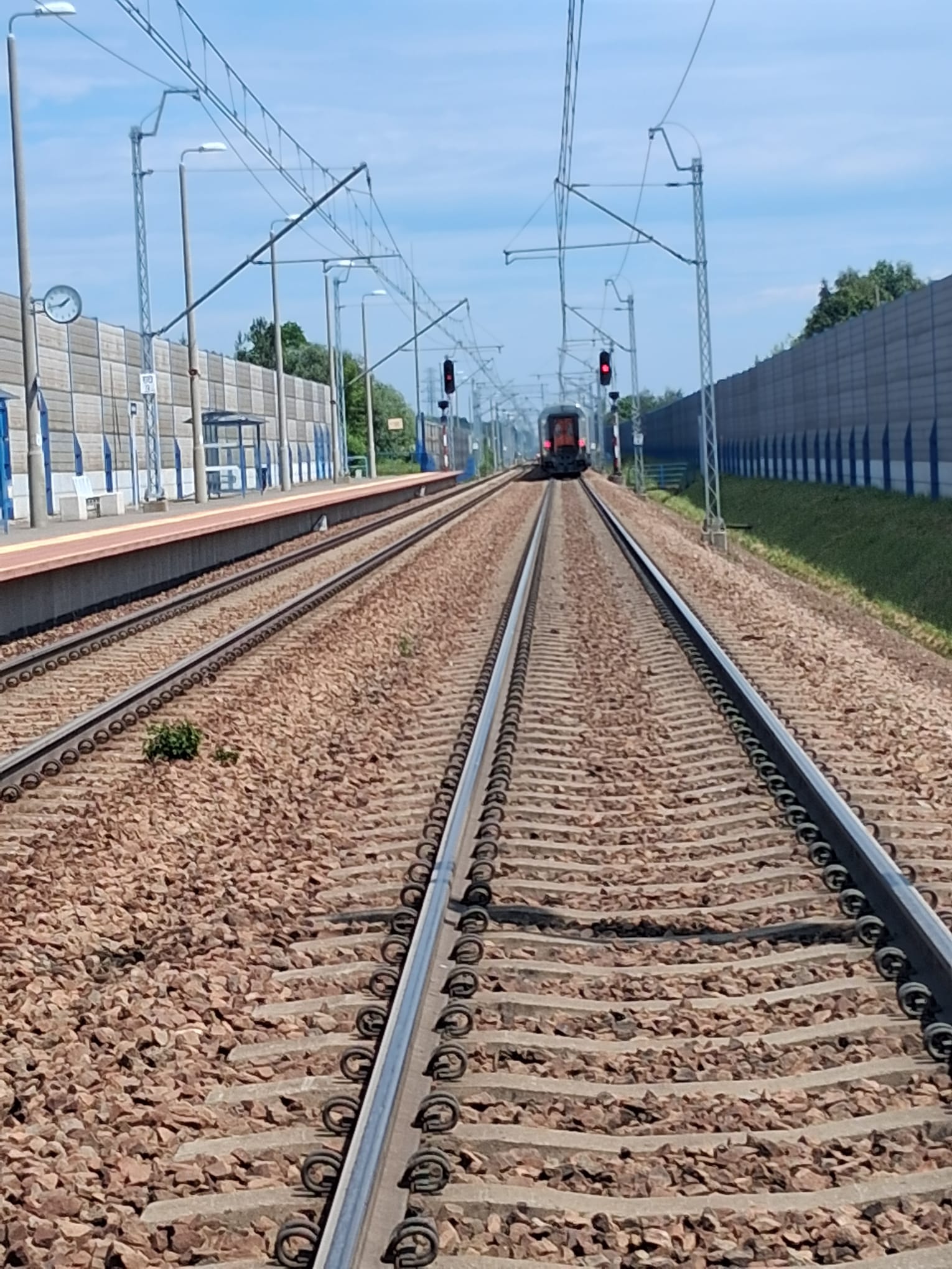 Potrącenie człowieka przez pociąg w Biadolinach Szlacheckich. Ruch kolejowy wstrzymany