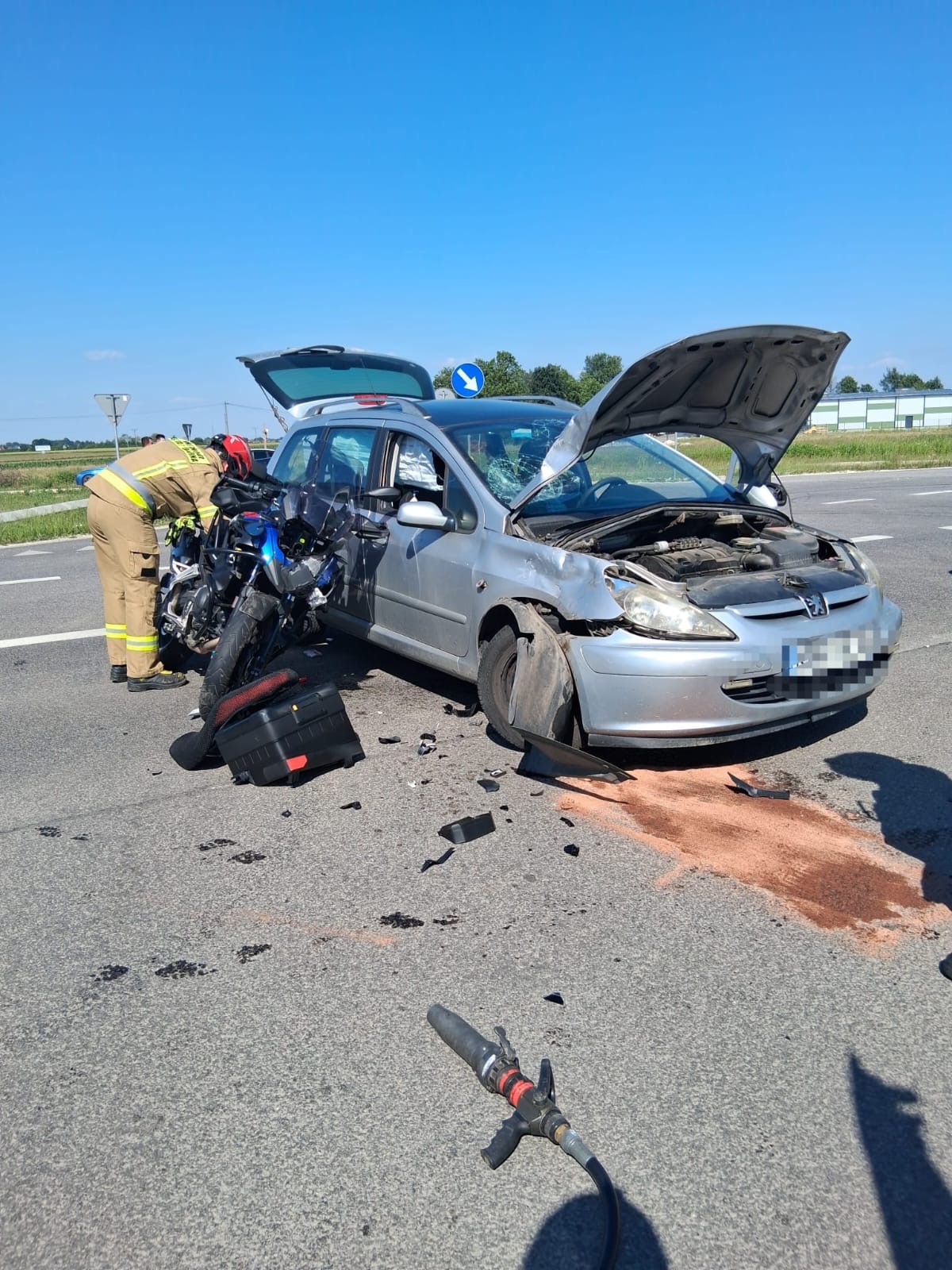 Wypadek w Niedzieliskach. Motocyklista pod opieką ratowników