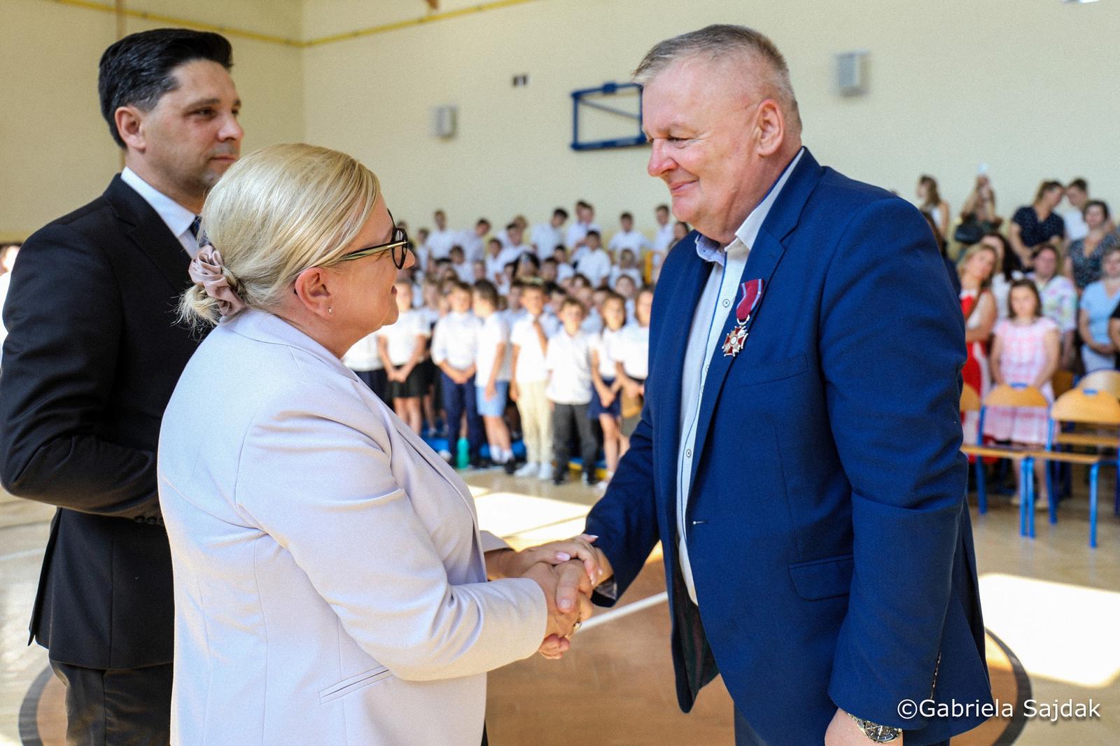 Prezydent RP uhonorował Mieczysława Chaburę za zasługi dla oświaty i lokalnej społeczności