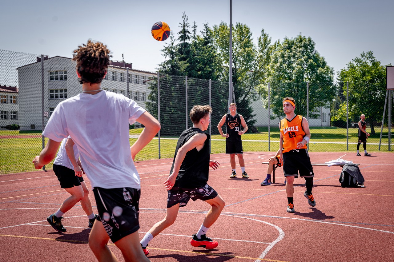 Inauguracja Amatorskiej Ligi Koszykówki 3×3 w Wojniczu za nami / zdjęcia