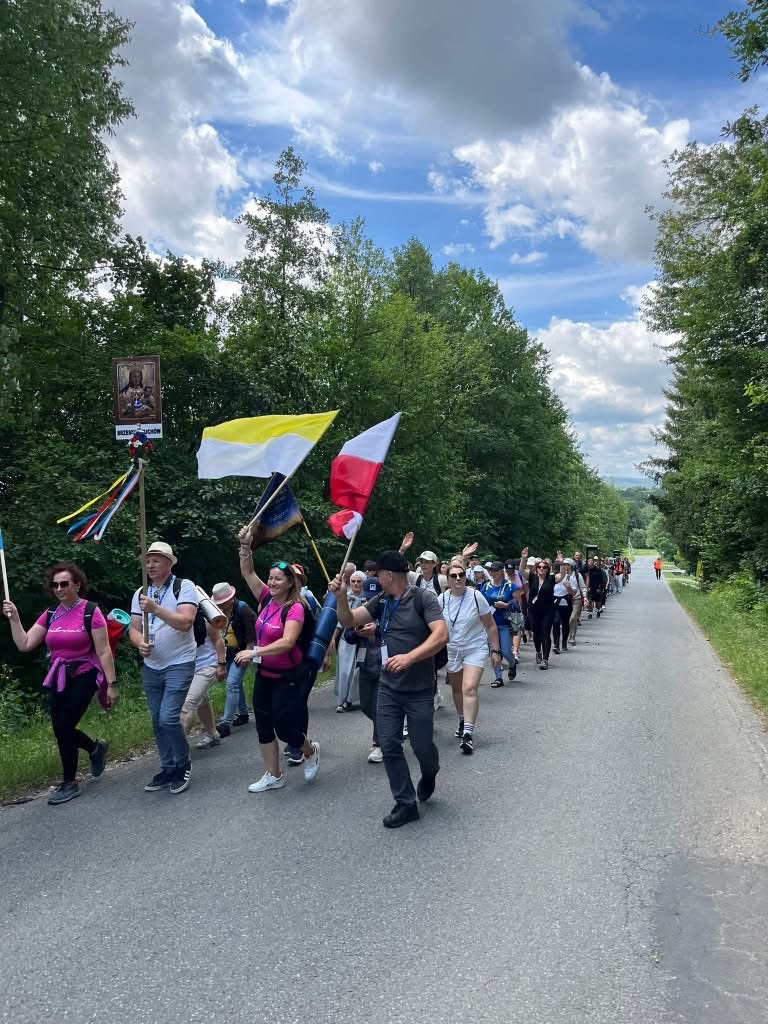 Pątnicy w drodze do Tuchowa. Z Brzeska wyruszyła IV piesza pielgrzymka