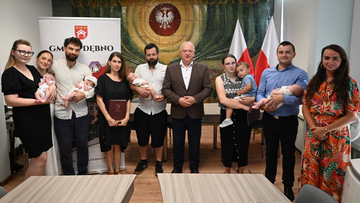 Czworo maluszków otrzymało „Dębińskie Wyprawki dla Malucha”
