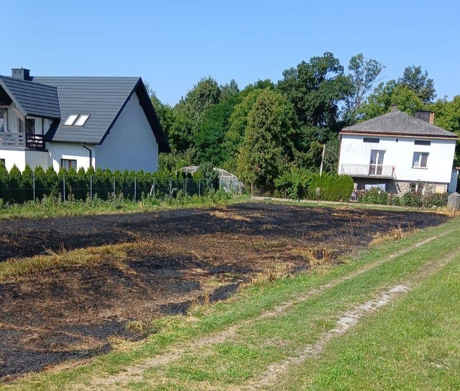 Pożar ścierniska tuż przy domach w Maszkienicach. kilka brakowało do tragedii
