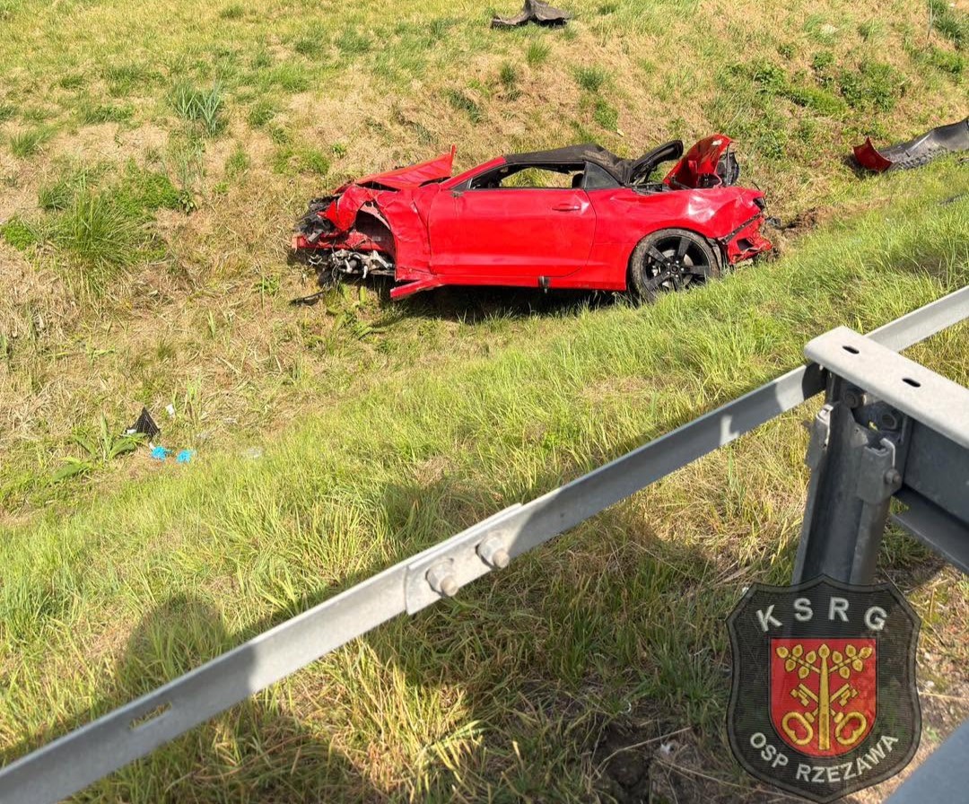 Dachowanie samochodu na A4 między Bochnią a Brzeskiem. Śmigłowiec LPR został odwołany