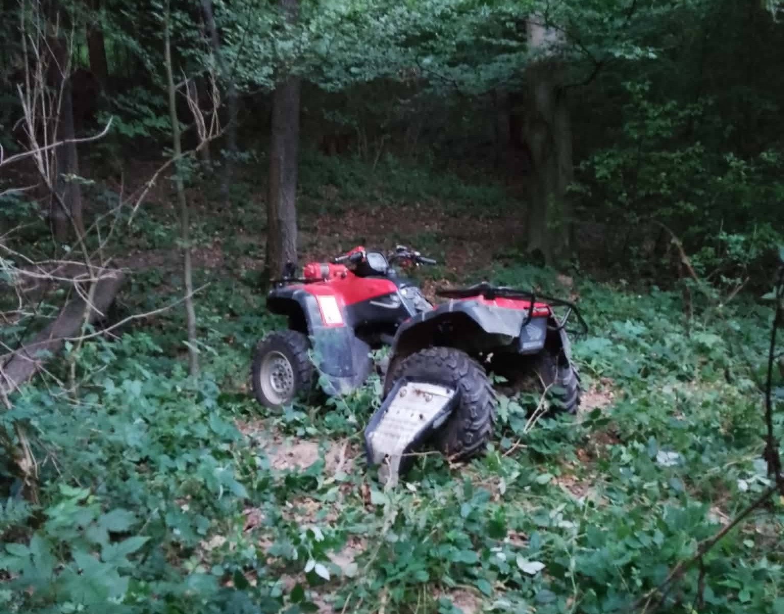 Wypadek quada w Dębnie. Kierujący został przygnieciony przez pojazd