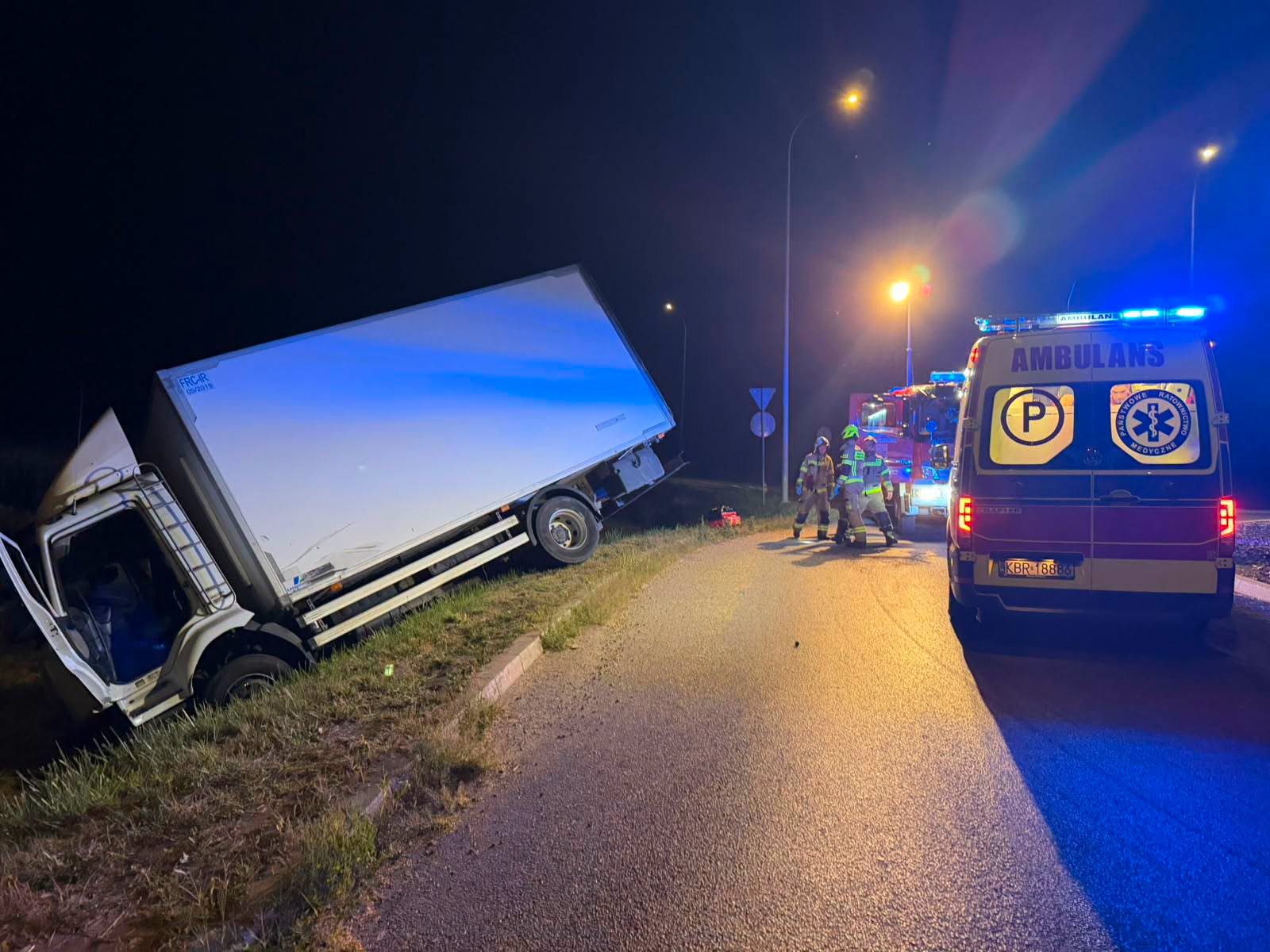 Dwa nocne wyjazdy OSP Szczurowa. Płonęły trawy, ciężarówka wypadła z drogi
