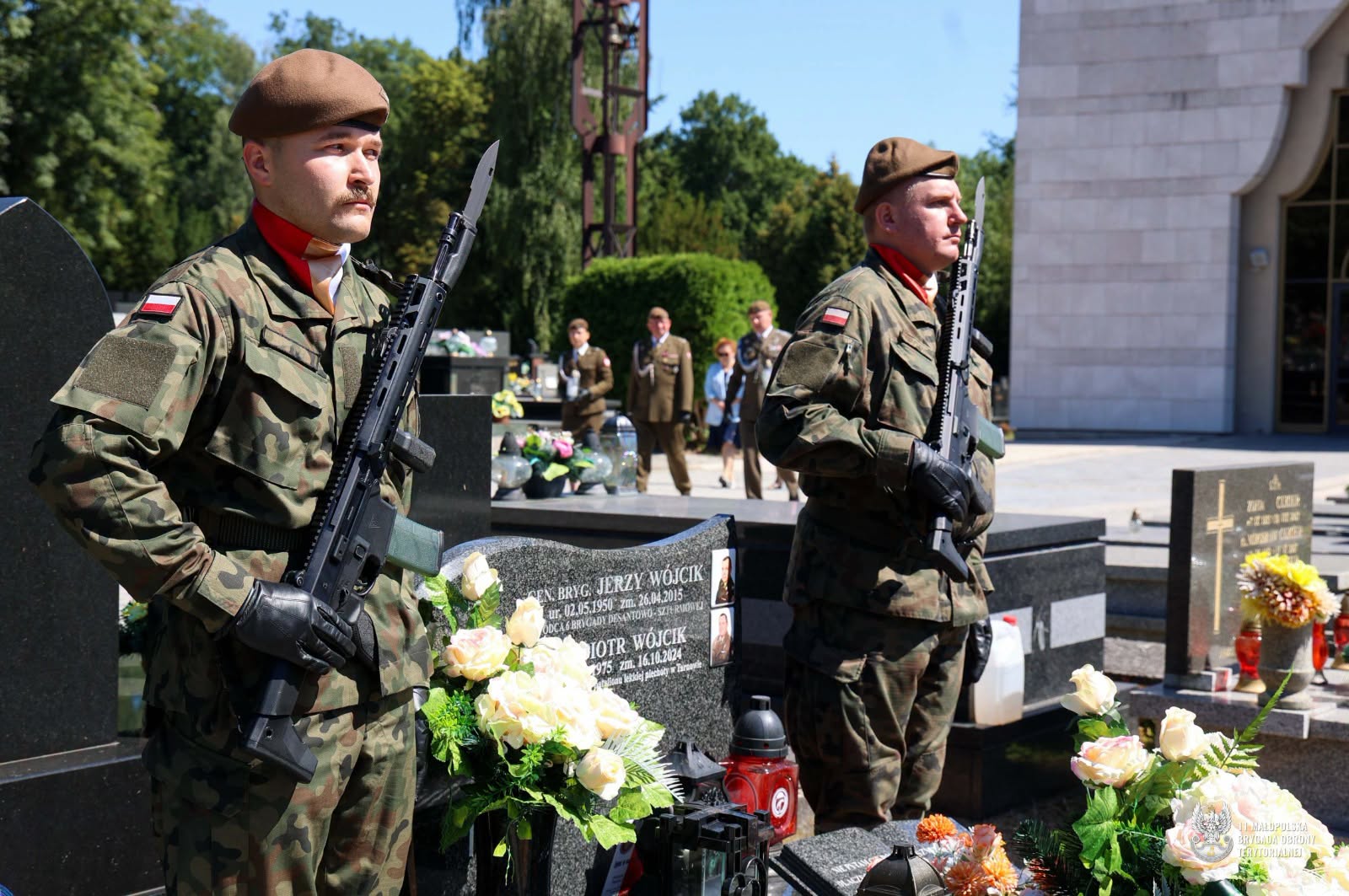 Terytorialsi oddali hołd bohaterom. Warta honorowa przy grobie ppłk. Piotra Wójcika
