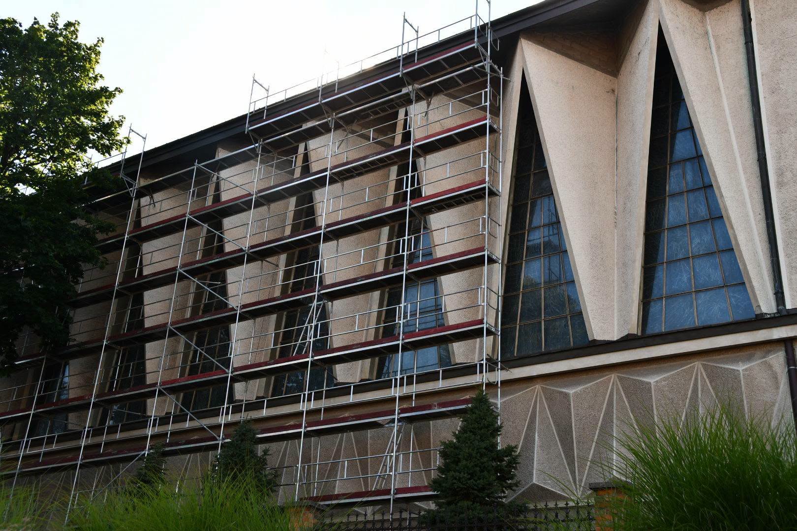 Ruszyły prace przy odbudowie dachu brzeskiej fary po ubiegłorocznej nawałnicy
