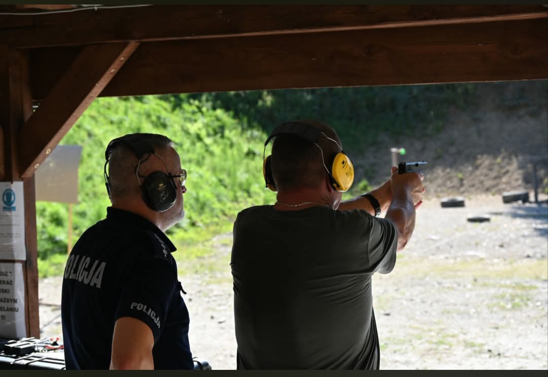 I miejsce bocheńskich policjantów w zawodach strzeleckich