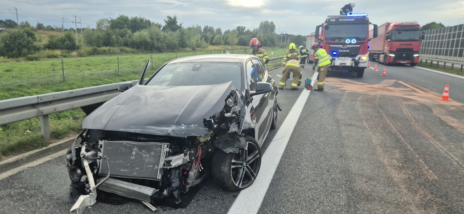 Utrudnienia na A4 w kierunku Tarnowa. Samochód uderzył w bariery