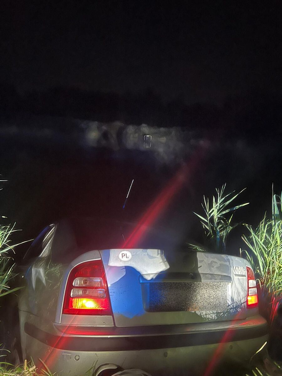 Brawurowy pościg przez Tarnów i okoliczne miejscowości. 19-latek zakończył ucieczkę w stawie