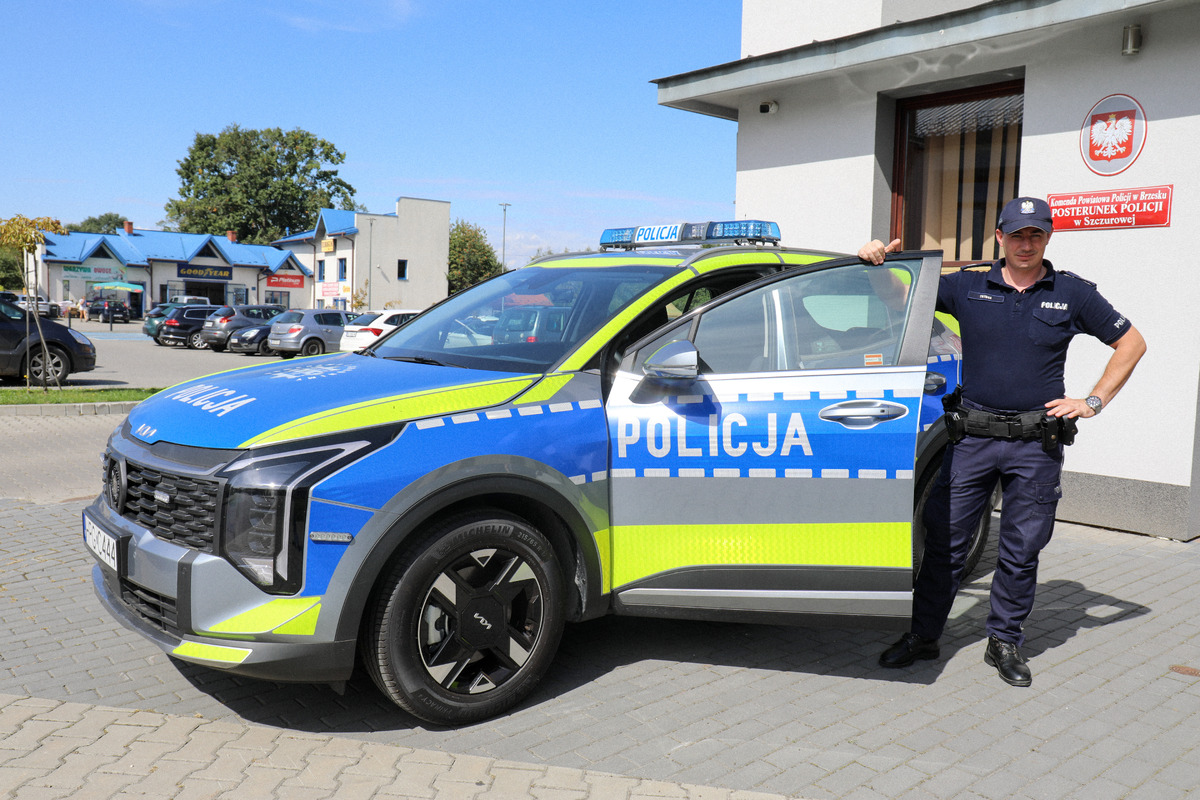 Policjanci ze Szczurowej otrzymali nowy radiowóz