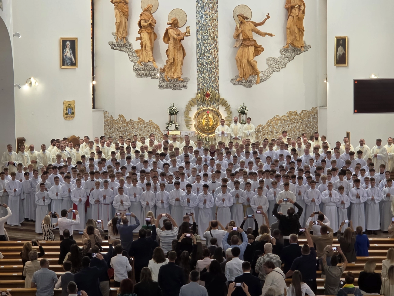 Nowi ceremoniarze z Brzeska i Szczepanowa. Biskup Andrzej Jeż udzielił błogosławieństwa