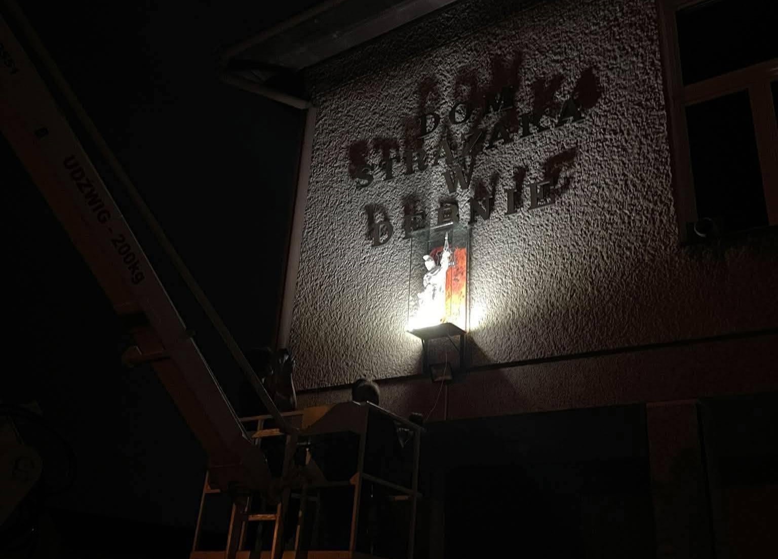 Figura św. Floriana na budynku remizy OSP Dębno