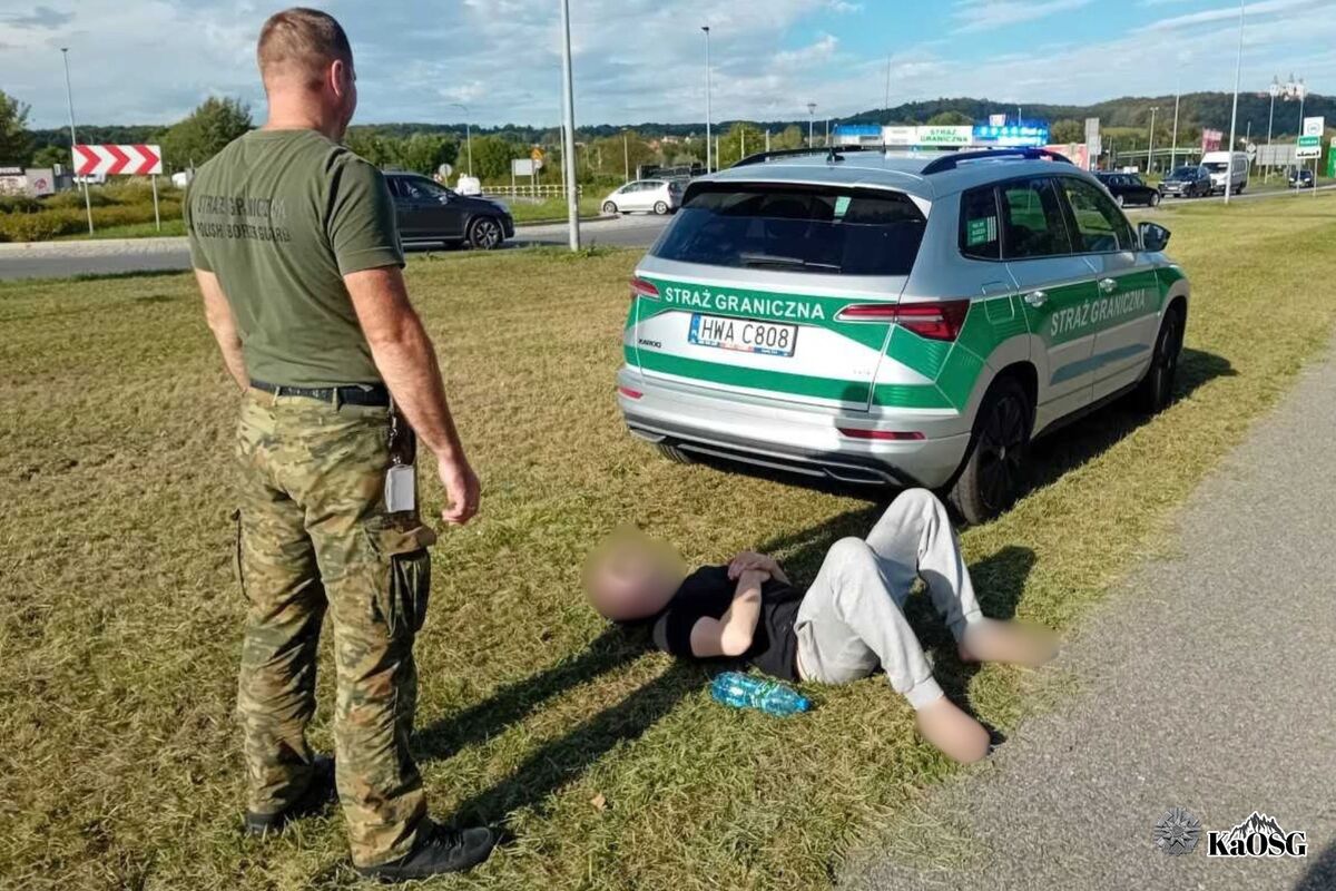 Boso biegł środkiem jezdni. Funkcjonariusze KaOSG pomogli mężczyźnie w kryzysie psychicznym