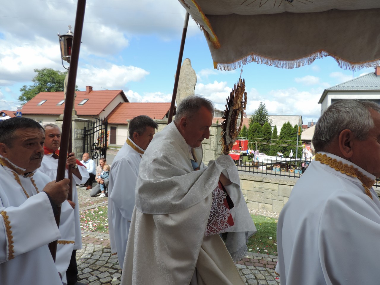 Biskup Andrzej Jeż poświęcił odnowiony ołtarz Matki Bożej Borzęcińskiej