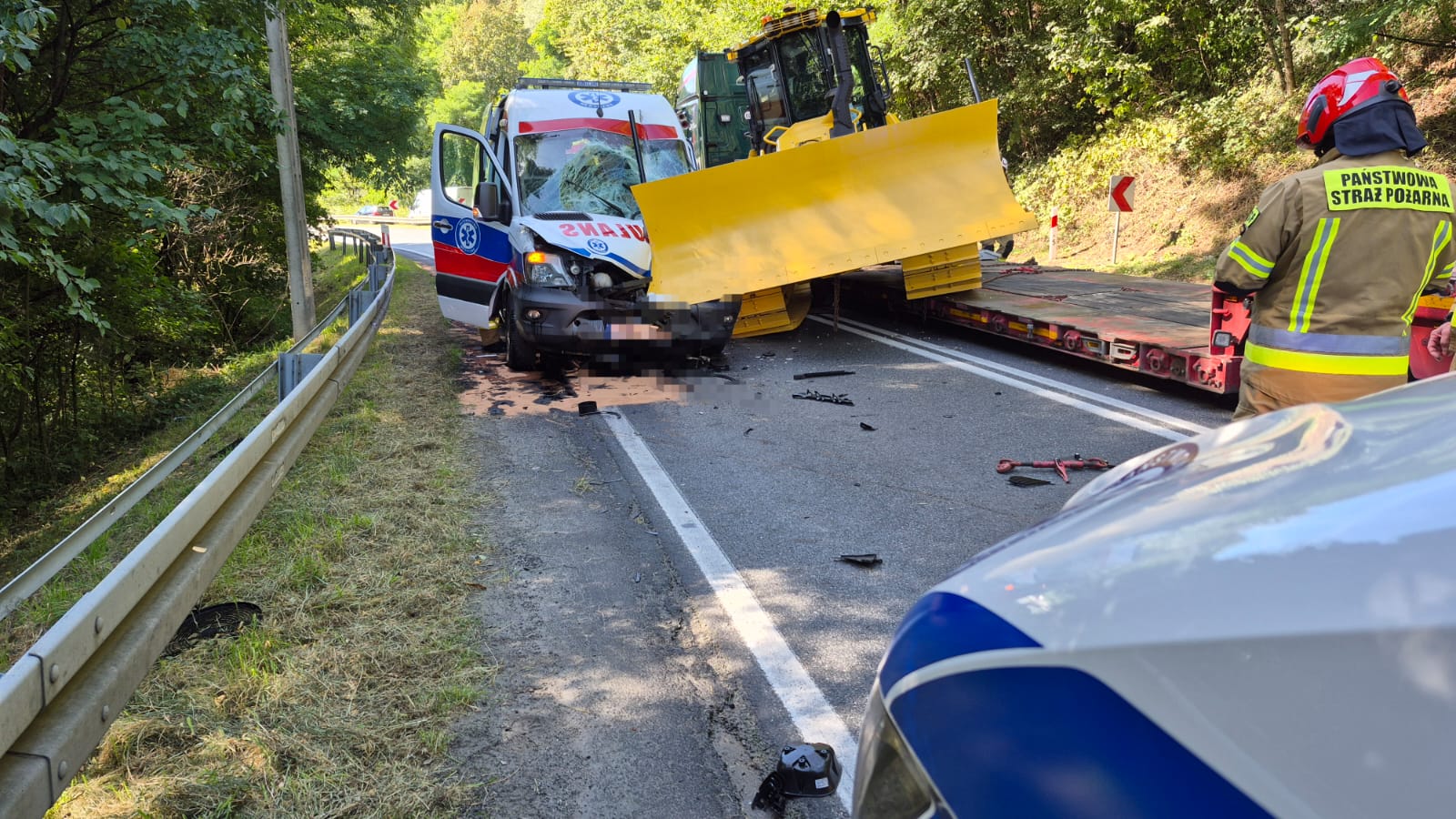 Czchów. Zderzenie karetki z lawetą. DK75 całkowicie zablokowana