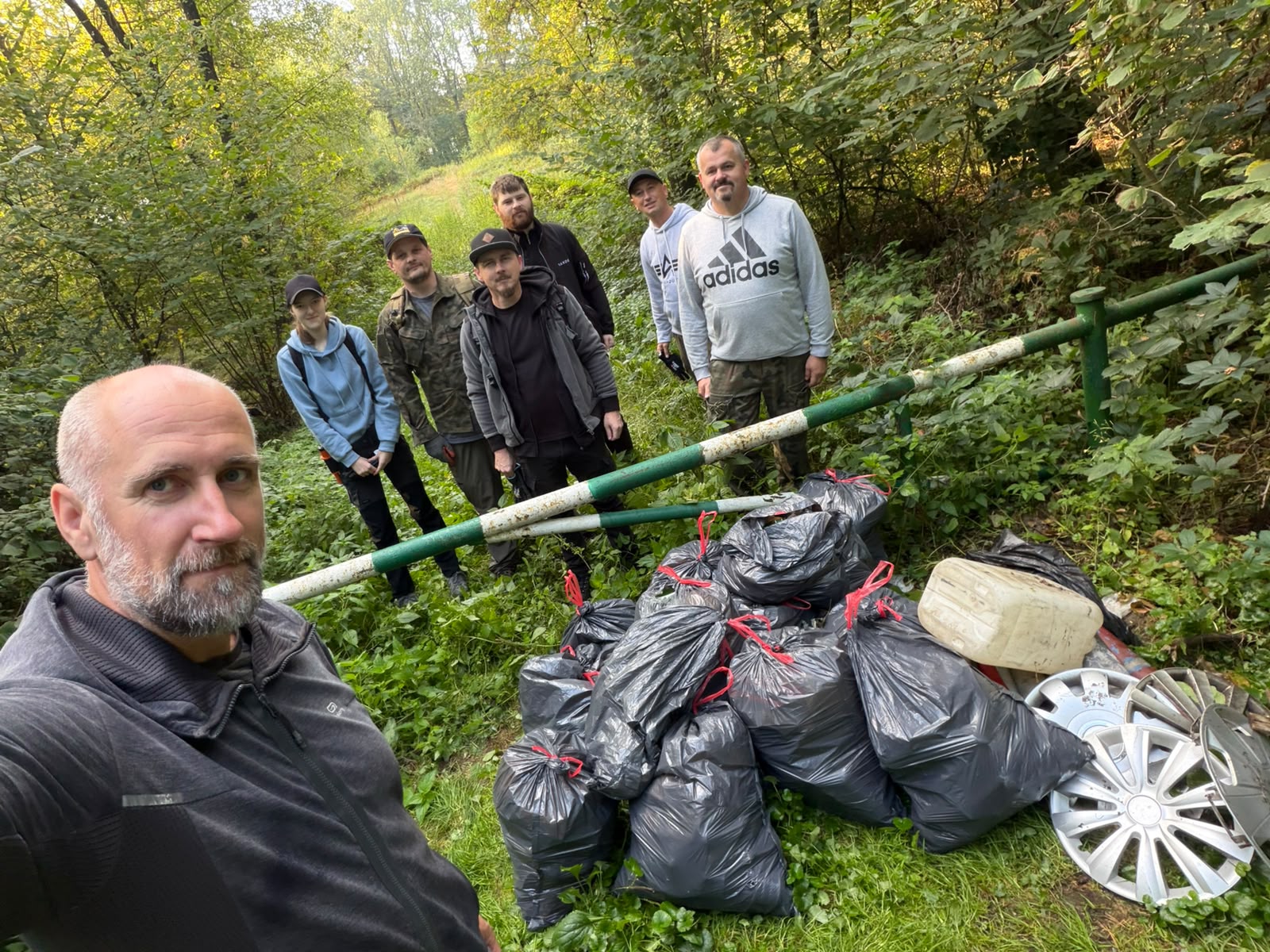 Detektor w jednej ręce, worek na śmieci w drugiej. Archeotrop porządkuje las na Słotwinie