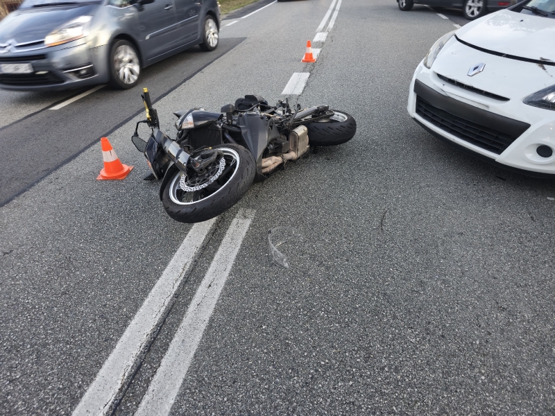Zderzenie motocykla z samochodem w Czchowie. Motocyklista trafił do szpitala