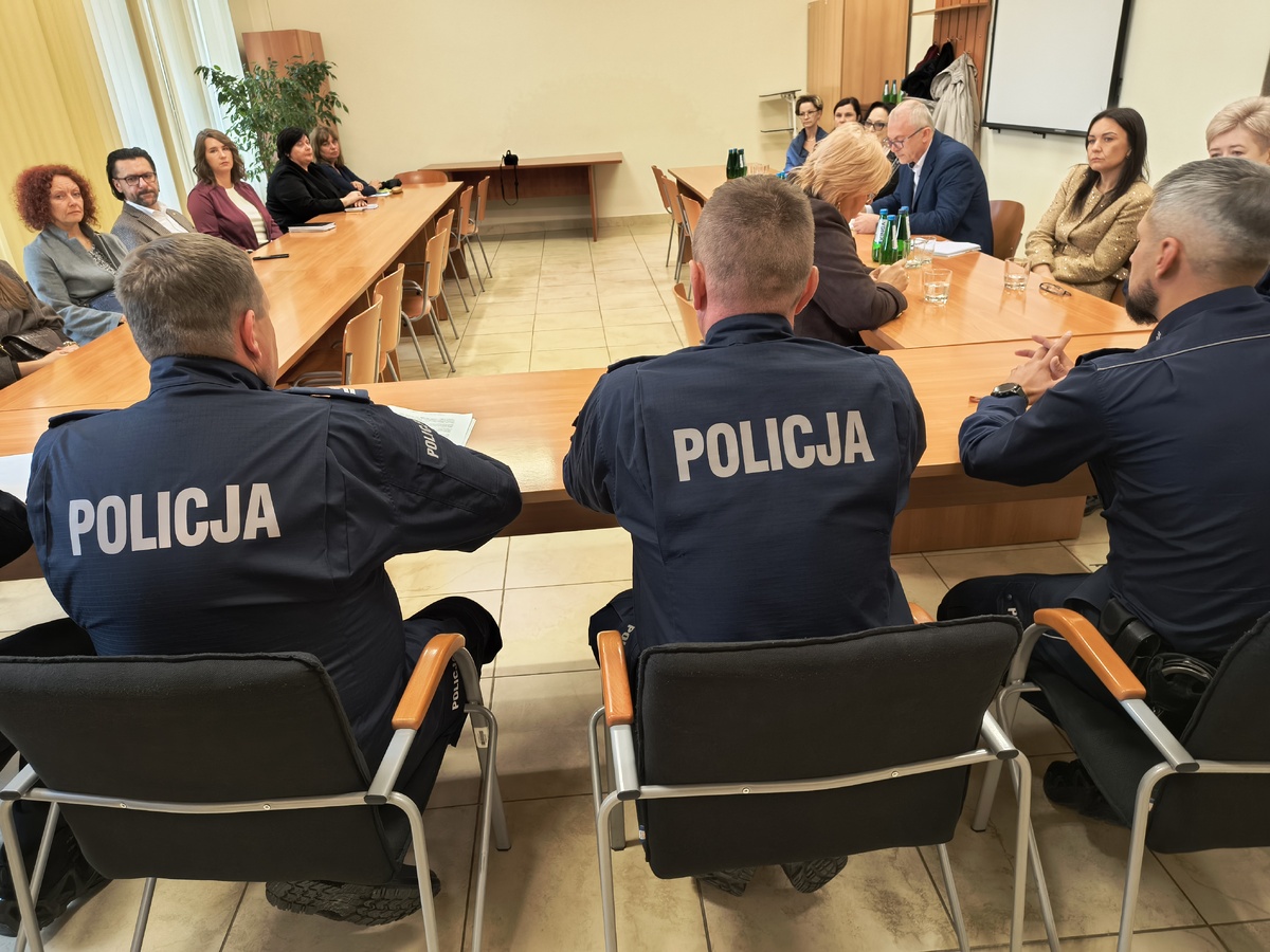 Policjanci rozmawiali o bezpieczeństwie z dyrektorami szkół