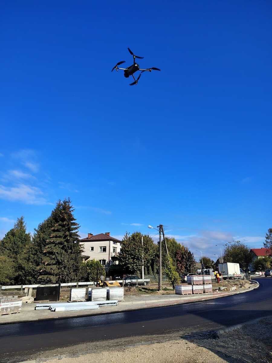 Policyjny dron weryfikował stosowanie się do przepisów ruchu drogowego