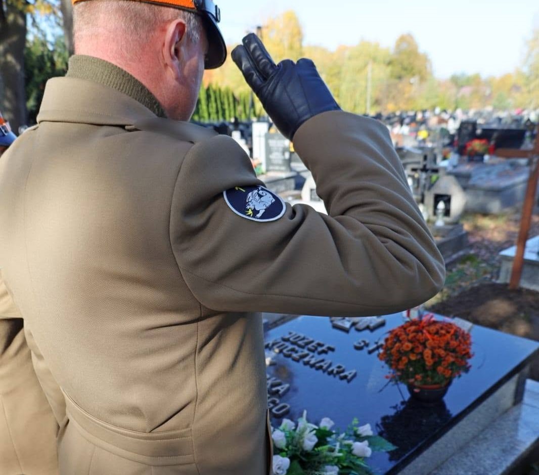 Czołgiści z Żurawicy w Szczepanowie. Złożyli kwiaty na grobie płk. Koczwary