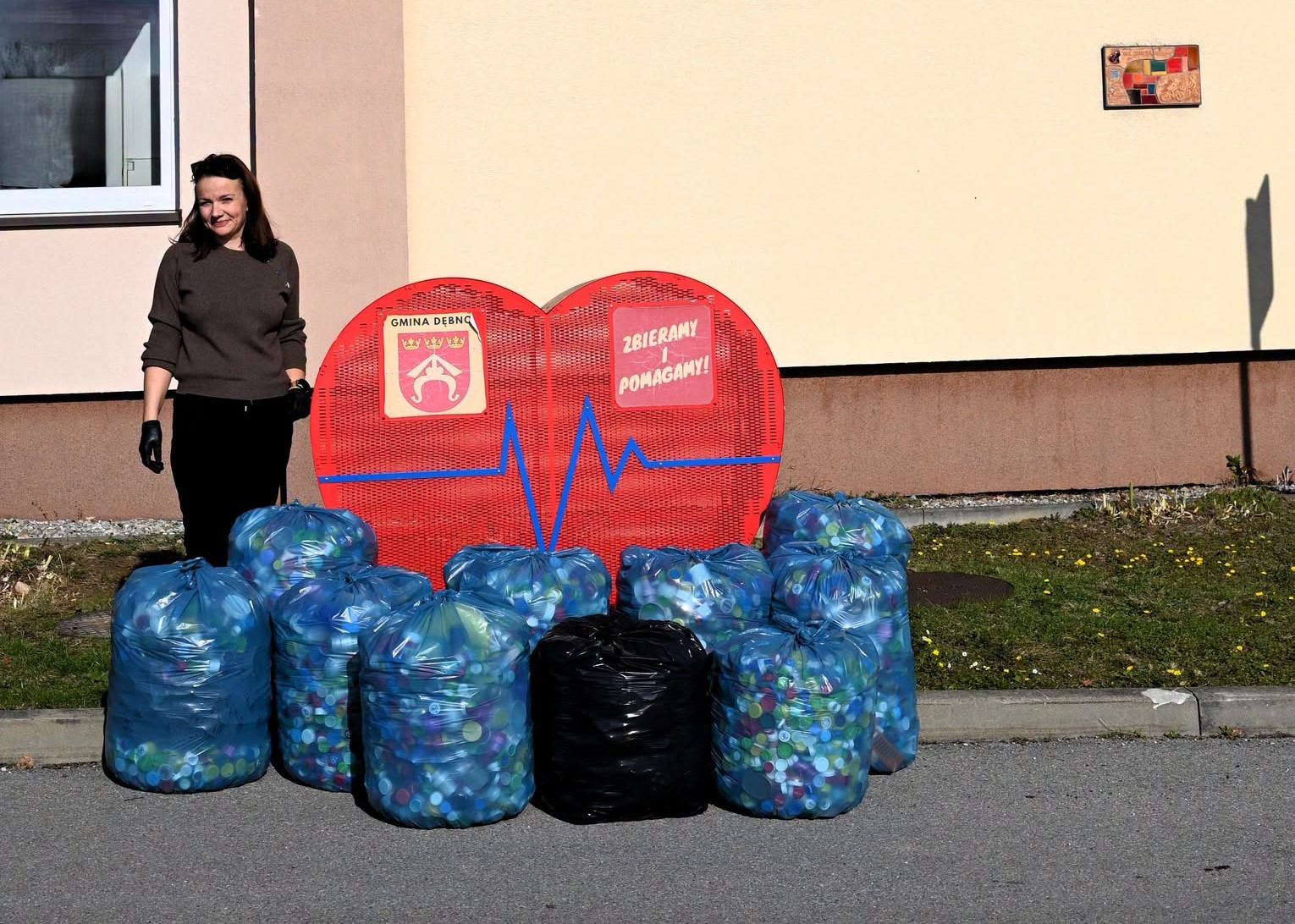 Serce na nakrętki w Woli Dębińskiej znów pełne
