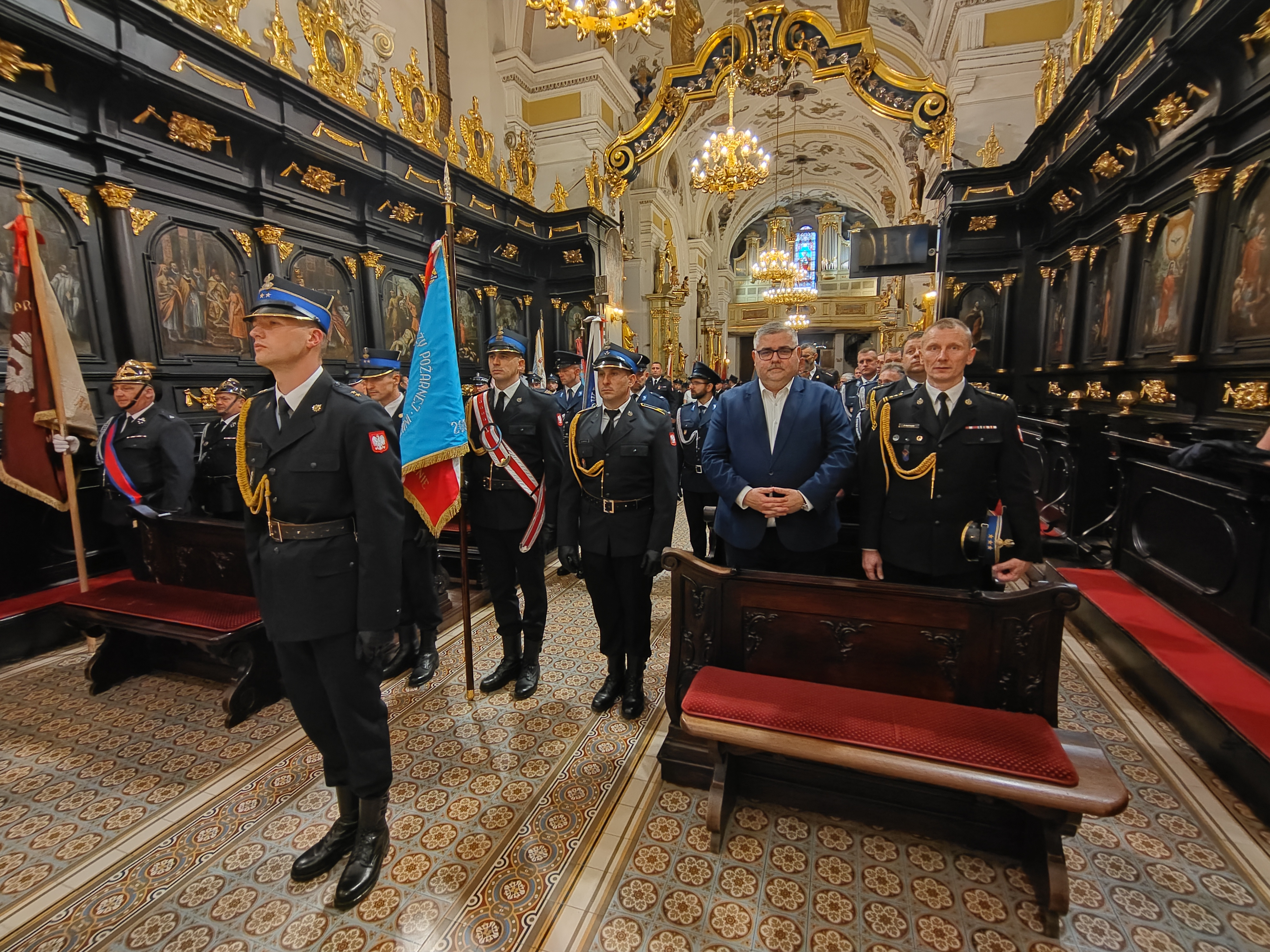 Strażacy i służby mundurowe na dorocznej pielgrzymce do bocheńskiej bazyliki