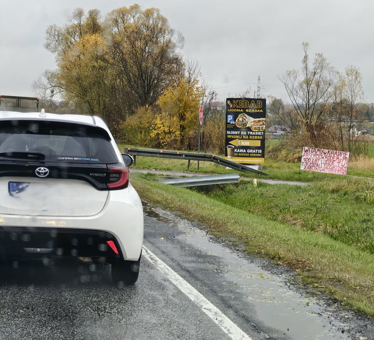 Nocny demontaż barier w Gnojniku. „Nieznani sprawcy” odblokowali sporny wyjazd na DK75